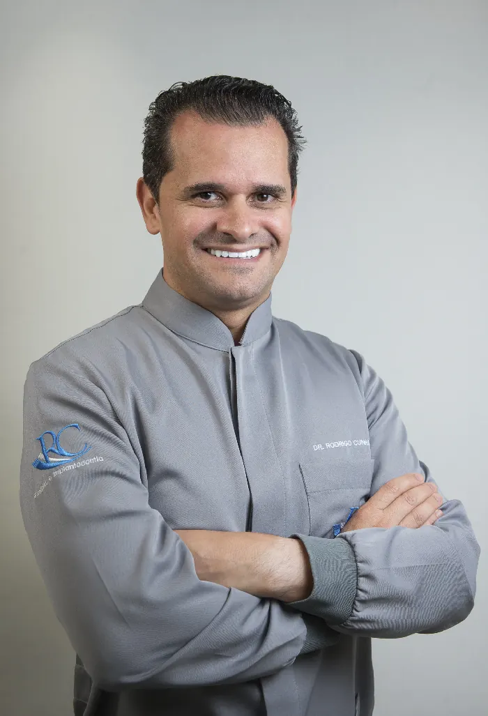 Dr. Rodrigo Moreira da Cunha, implantodontista e fundador da RC Odontologia